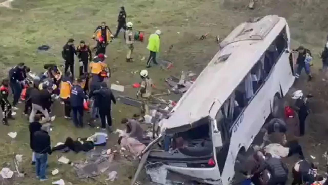 Autobus di servizio ribaltato a Esenyurt, Istanbul: 3 morti e 10 feriti
