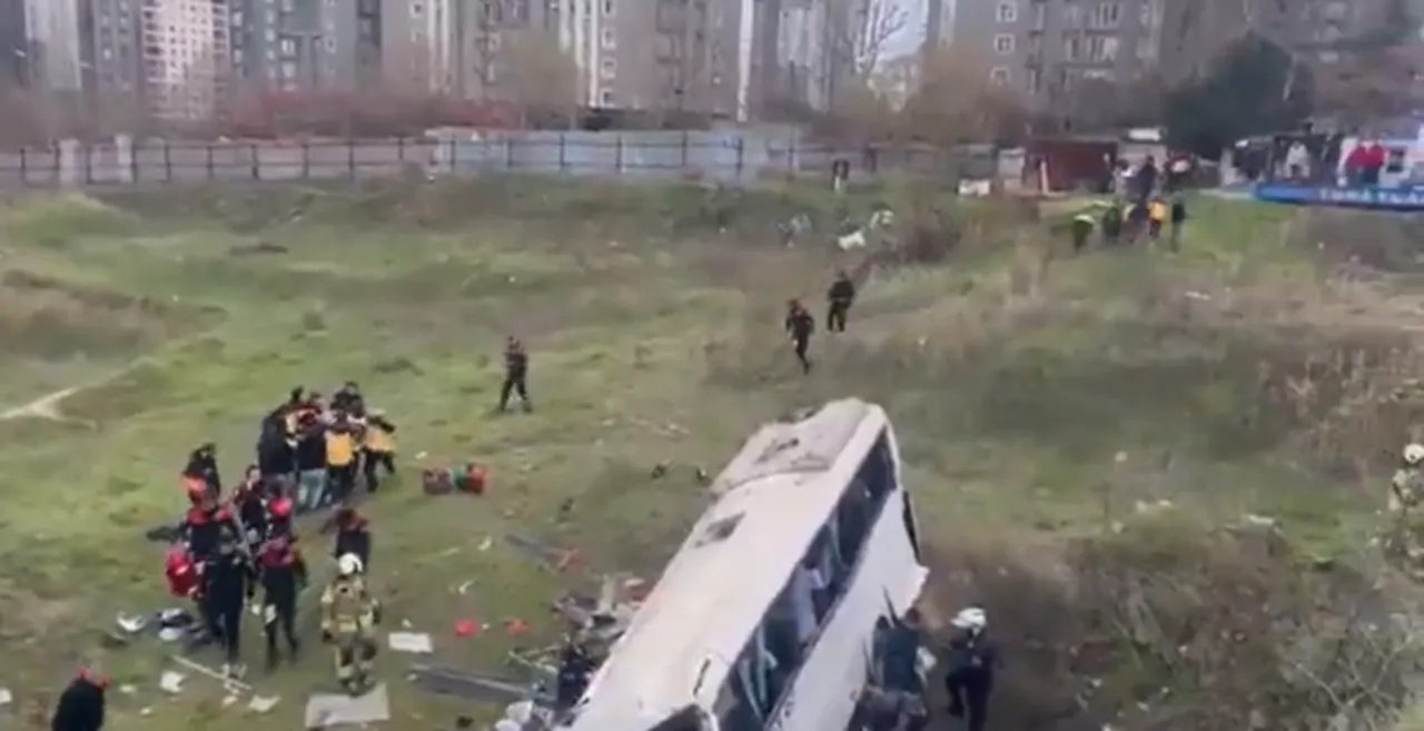 Esenyurt'ta servis aracı şarampole devrildi! Ölü ve yaralılar var