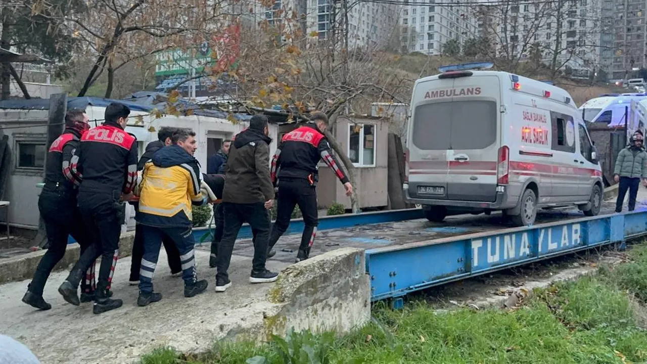 Esenyurt'ta servis aracı şarampole devrildi! Ölü ve yaralılar var