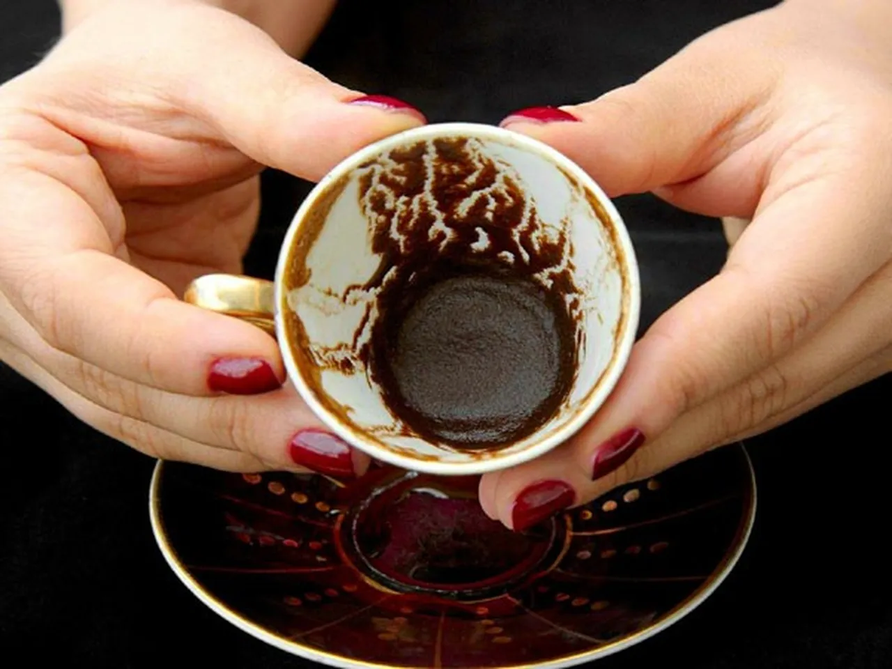 Falcıların aylık geliri 2 milyon TL'nin üzerinde: Kafe ruhsatı ile hayal satıyorlar