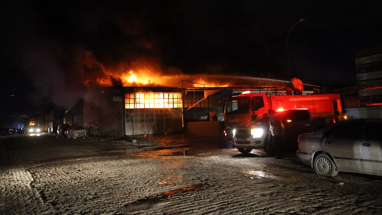 Hatay'da korkutan yangın! 4 iş yeri alevlere teslim oldu