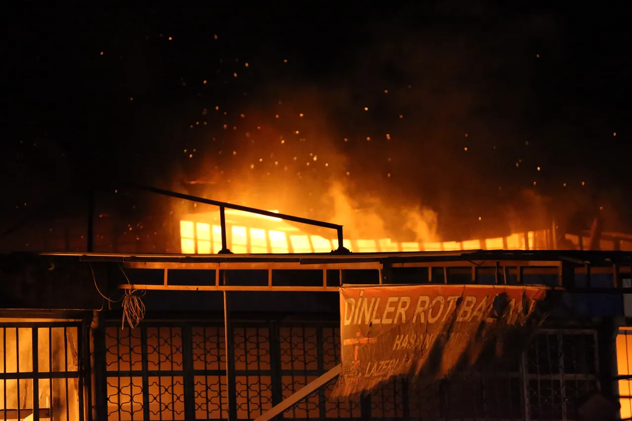 Hatay'da korkutan yangın! 4 iş yeri alevlere teslim oldu