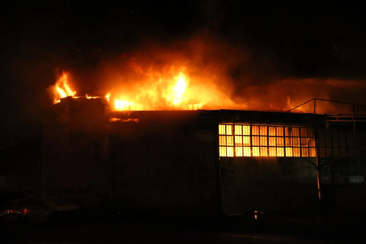 Hatay'da korkutan yangın! 4 iş yeri alevlere teslim oldu