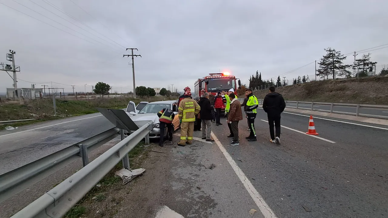 İki aracın çarpışmasında ortalık savaş alanına döndü! Yaralılar var