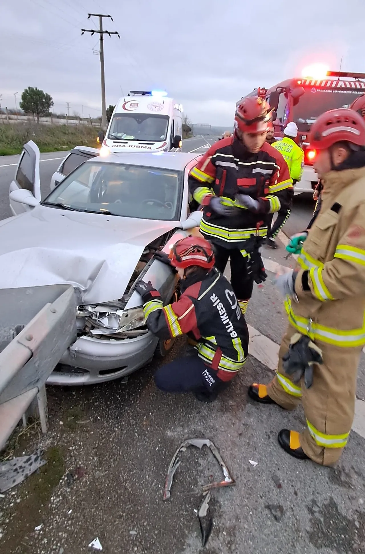 İki aracın çarpışmasında ortalık savaş alanına döndü! Yaralılar var