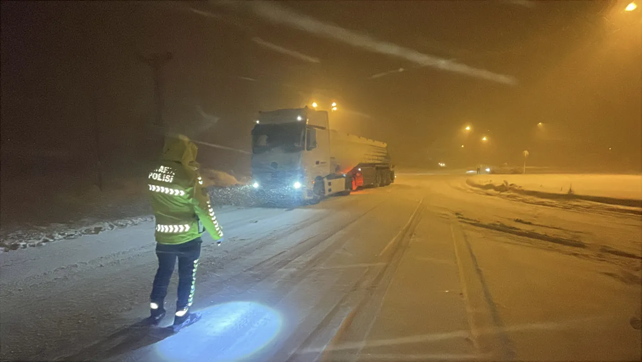 İstanbul yönü ağır tonajlı araç trafiğine kapatıldı! D-100'de kar kalınlığı 20 santimetreye ulaştı
