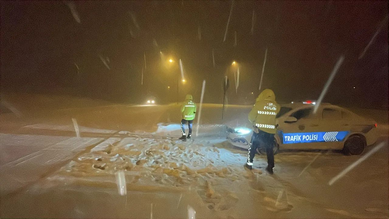 İstanbul yönü ağır tonajlı araç trafiğine kapatıldı! D-100'de kar kalınlığı 20 santimetreye ulaştı