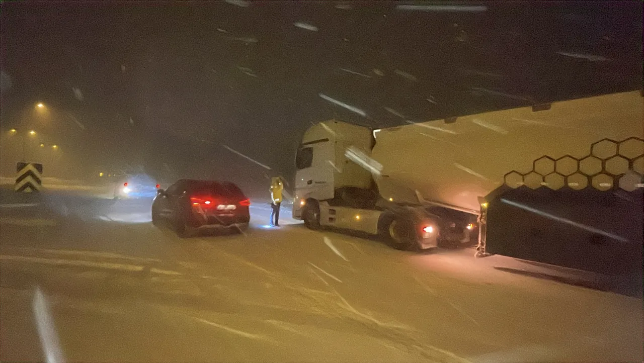 İstanbul yönü ağır tonajlı araç trafiğine kapatıldı! D-100'de kar kalınlığı 20 santimetreye ulaştı