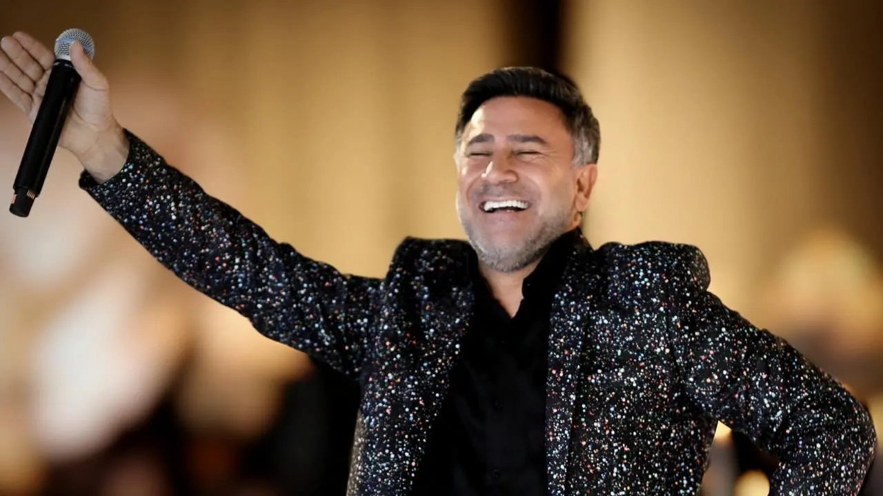 İzzet Yıldızhan’dan samimi aile pozu! Sır gibi sakladığı eşi de karede