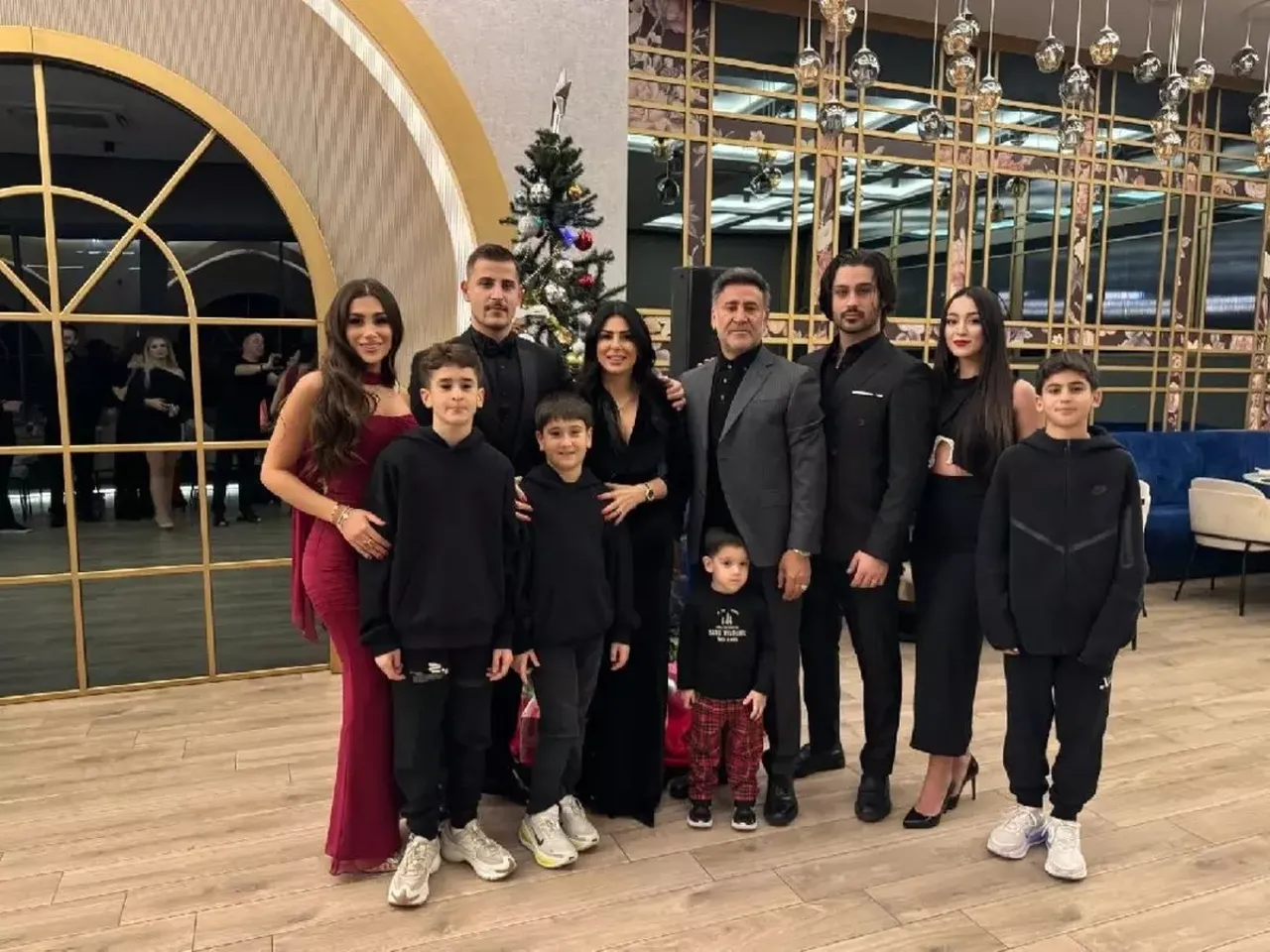 İzzet Yıldızhan’dan samimi aile pozu! Sır gibi sakladığı eşi de karede