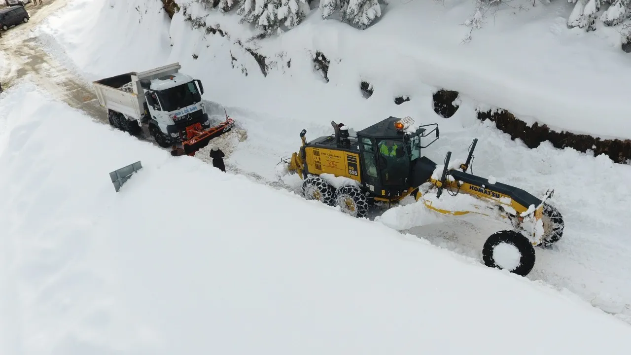 Kar yağışı hayatı durdurdu! Bu kentte 34 köy yolu ulaşıma kapandı