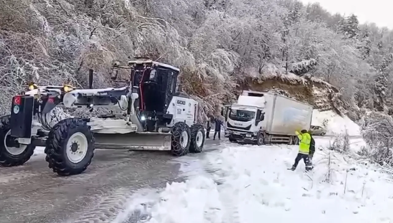Kar yağışı hayatı durdurdu! Bu kentte 34 köy yolu ulaşıma kapandı