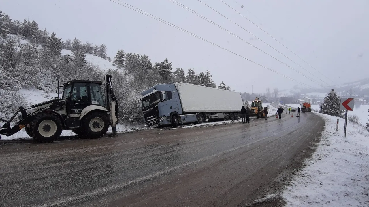 Karda kayan tır şarampole devrildi! İki iş makinesiyle güçlükle kurtarıldı
