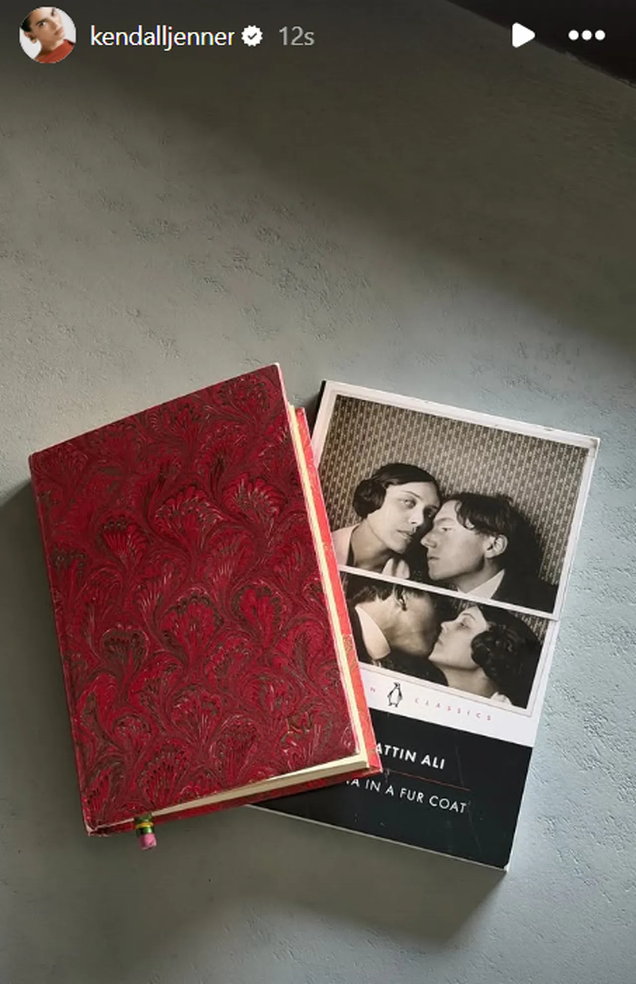 Kendall Jenner’ın ‘Kürk Mantolu Madonna’ paylaşımı gündem oldu