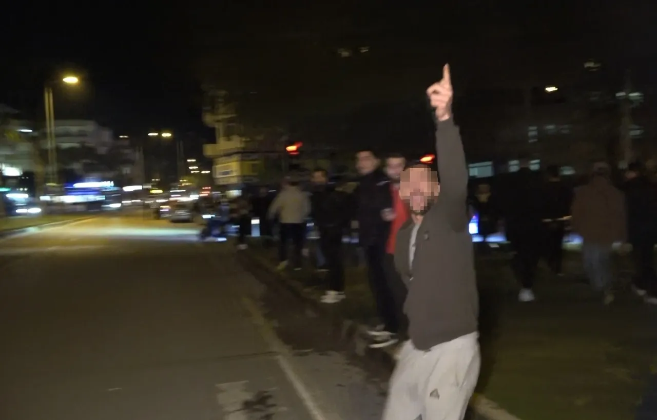 Köprüden atlayacakken kurtarıldı! İzleyenlerin sözleri pes dedirtti: Boşa bekledik