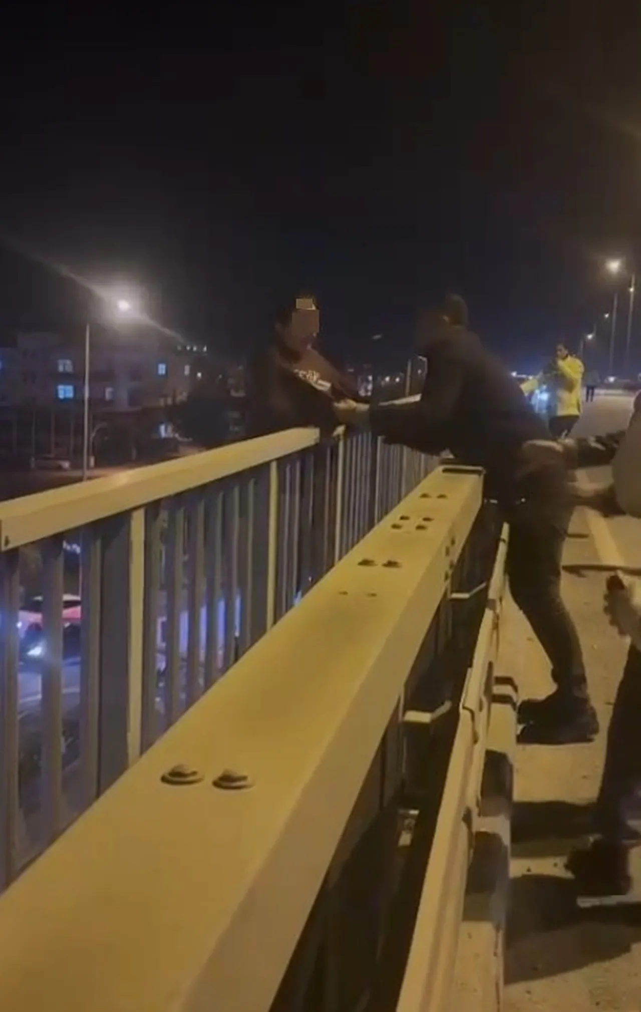 Köprüden atlayacakken kurtarıldı! İzleyenlerin sözleri pes dedirtti: Boşa bekledik