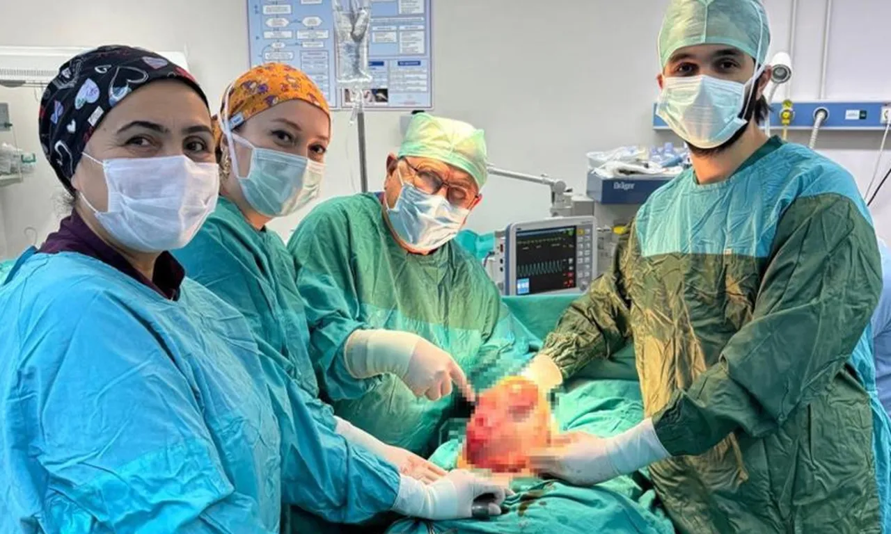 Sinsice ilerledi, karnı gittikçe şişti! Ameliyatta gerçek ortaya çıktı