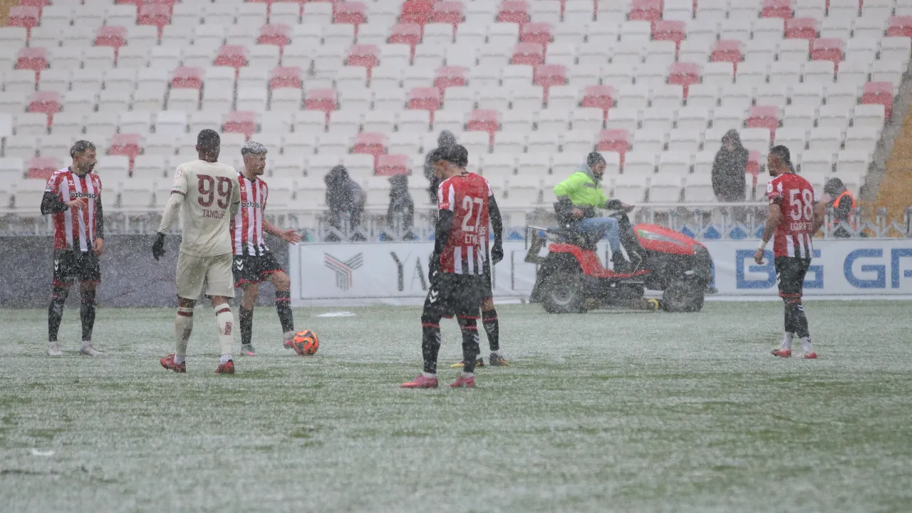 Sivasspor-Bandırmaspor maçına kar yağışı damga vurdu: 3 maçlık hasret bitti