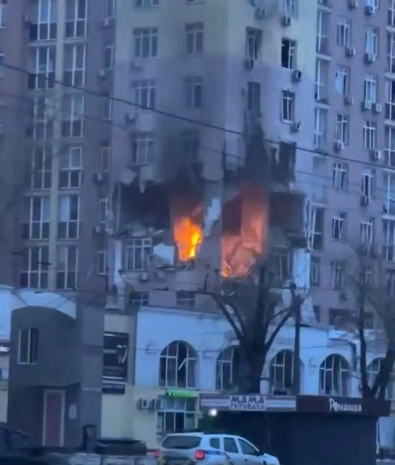 Kiev’de Rusya’nın gece saatlerinde düzenlediği füze ve insansız hava aracı saldırılarında 28 sivil yaralandı. Kiev Belediye Başkanı Vitali Kliçko, yaralılardan 13’ünün hastaneye kaldırıldığını açıkladı. Başkentin yaklaşık üçte birinde ısıtma kesintisi yaşanırken, birçok bölgede elektrikler gitti. Kurtarma çalışmaları devam ediyor.