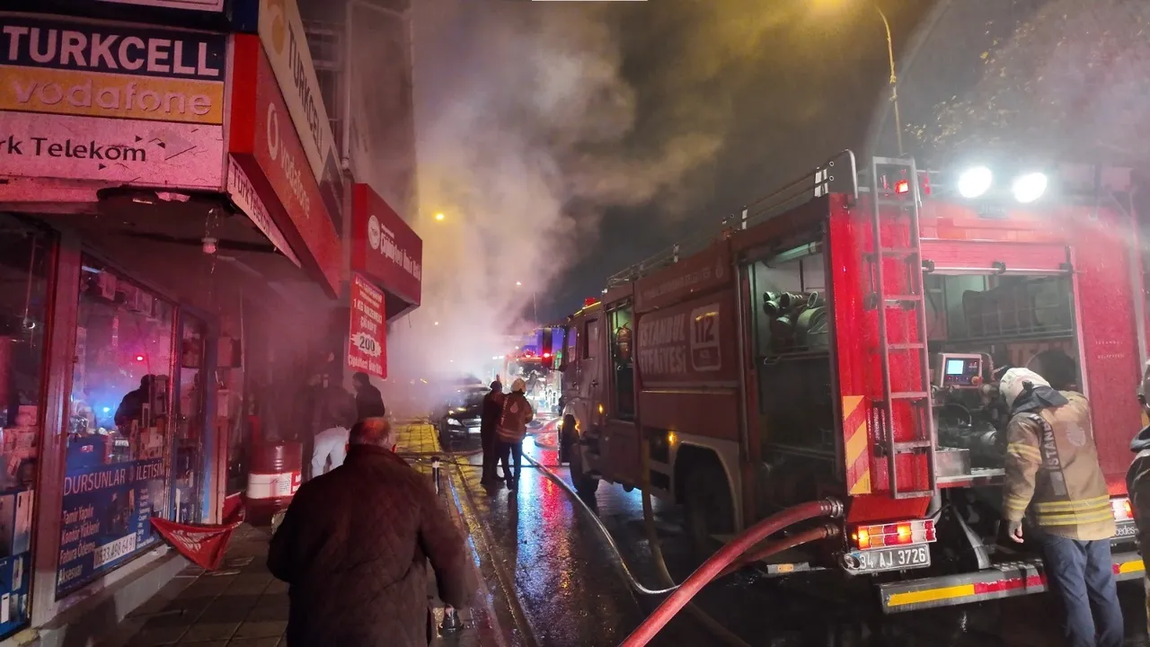 Ümraniye'de korkutan yangın! Kereste deposu alevlere teslim oldu