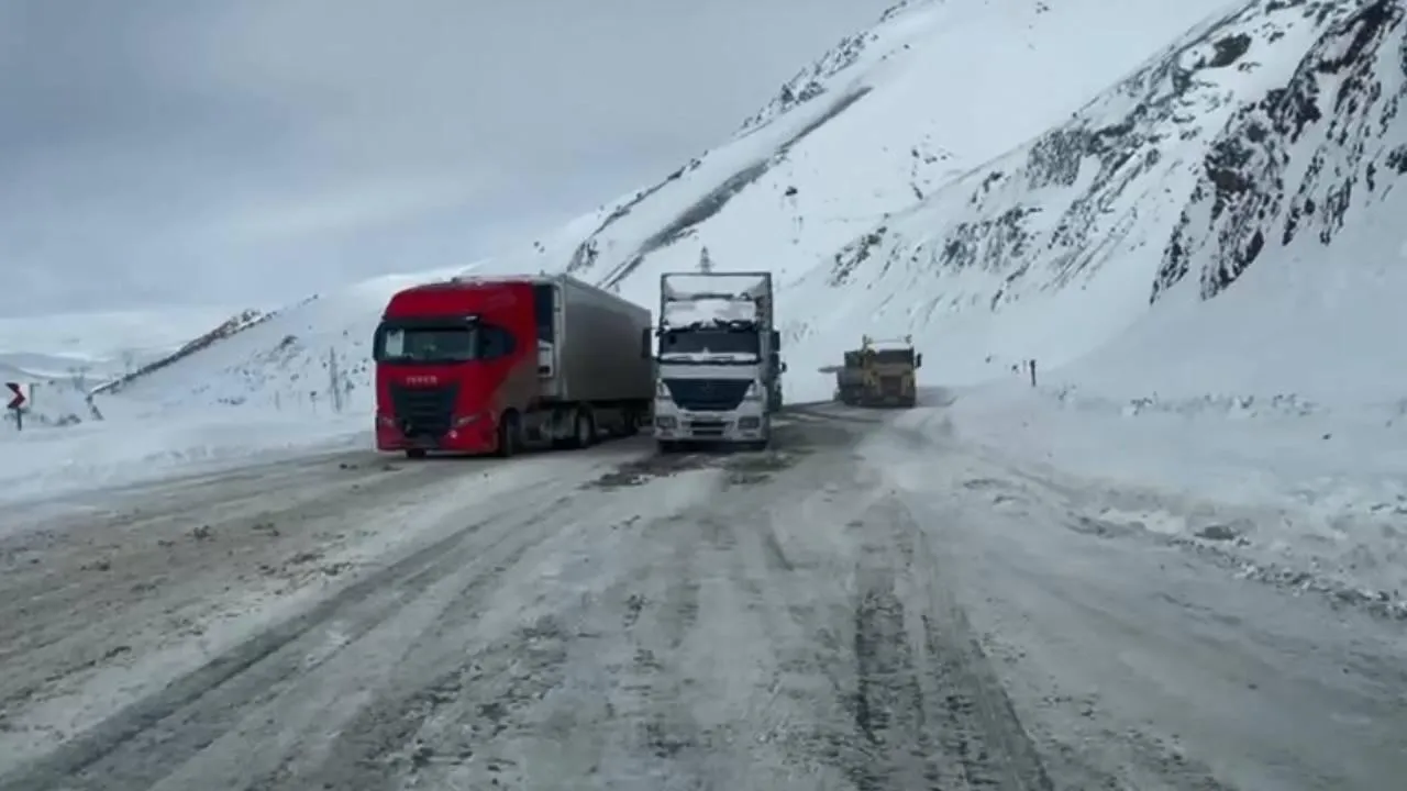 Yol tır trafiğine kapatıldı! Bingöl-Erzurum kara yolunda kar engeli