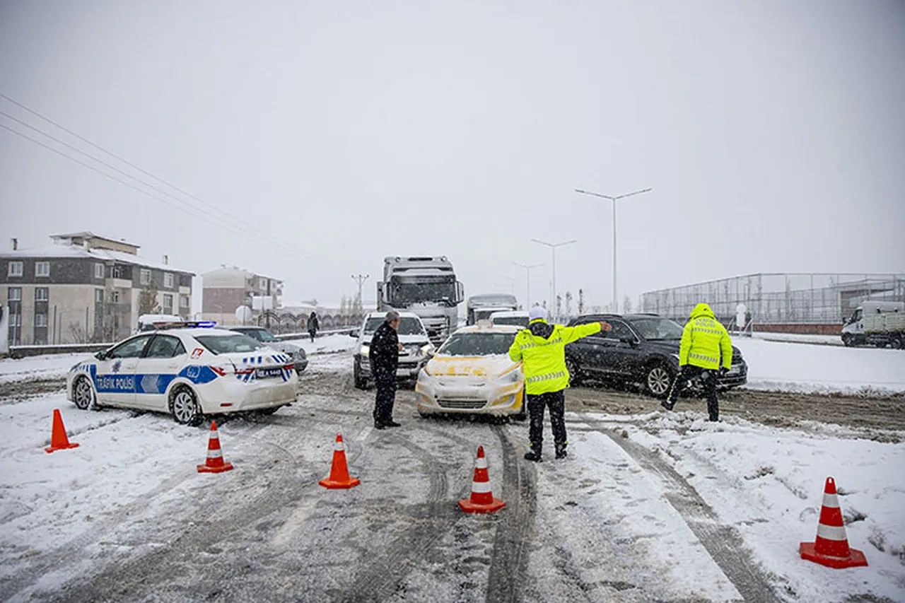 Yol tır trafiğine kapatıldı! Bingöl-Erzurum kara yolunda kar engeli