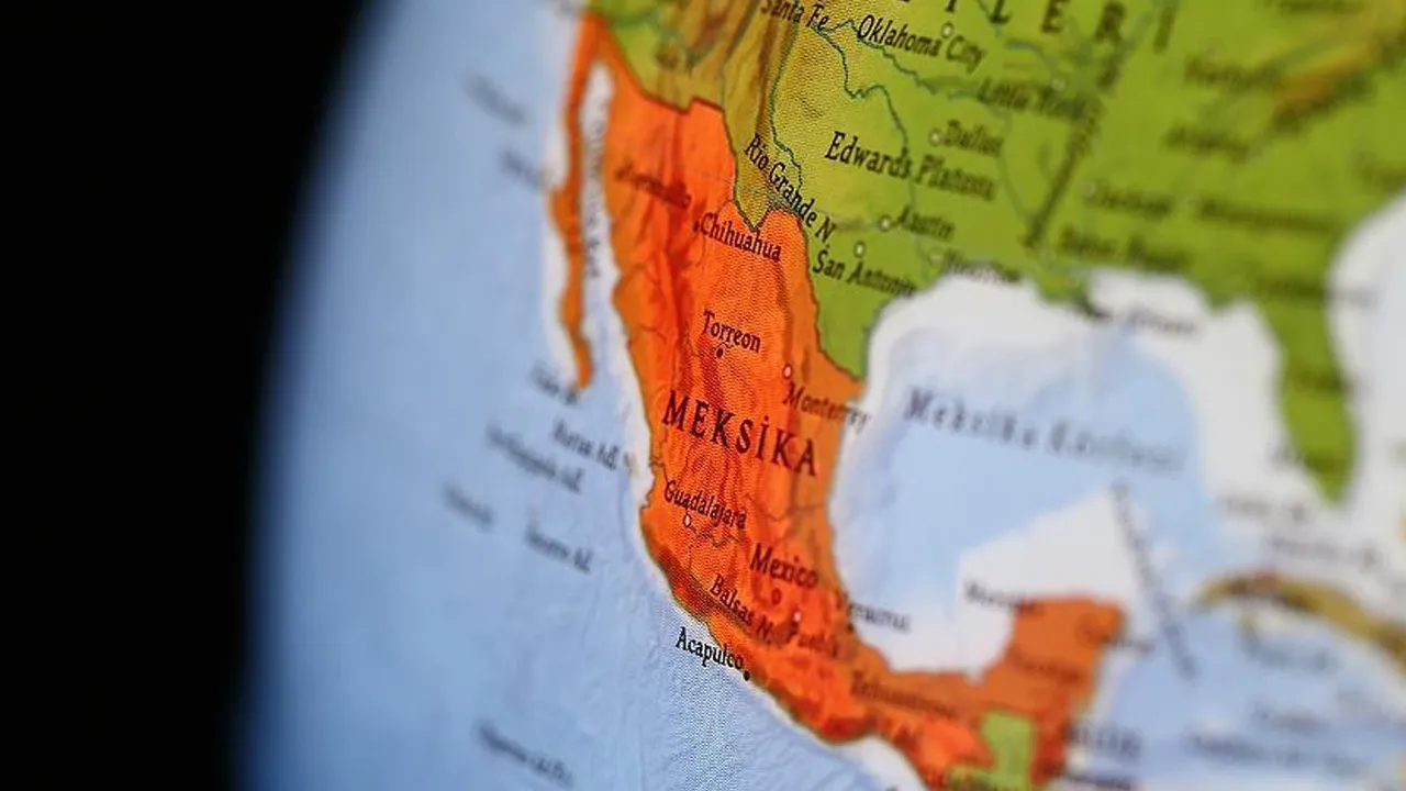 250 kişiyi taşıyan tren 'kısmen' raydan çıktı! Polis ve ambulans olay yerinde