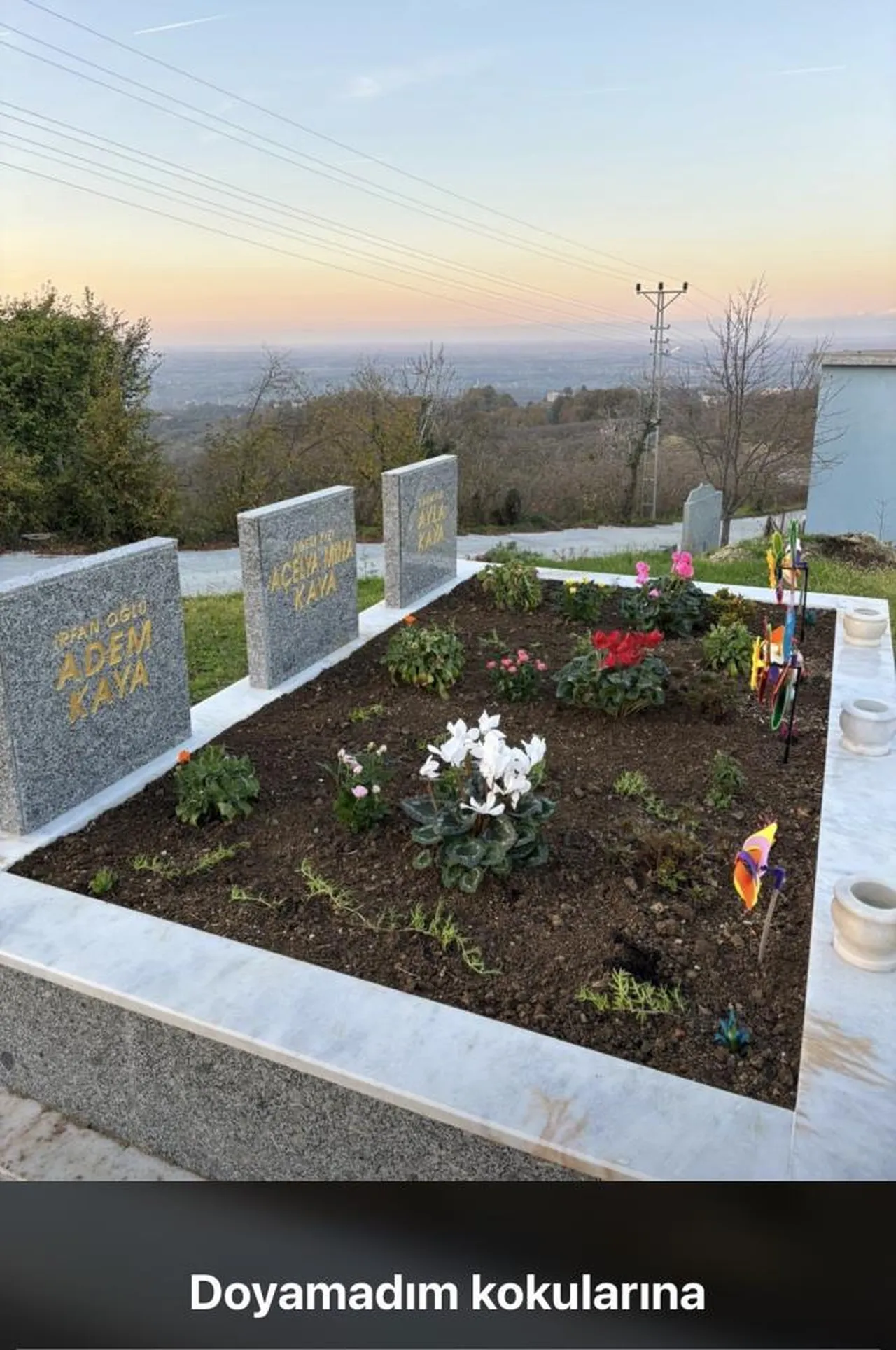 Baba ve çocukları yan yana defnedildi