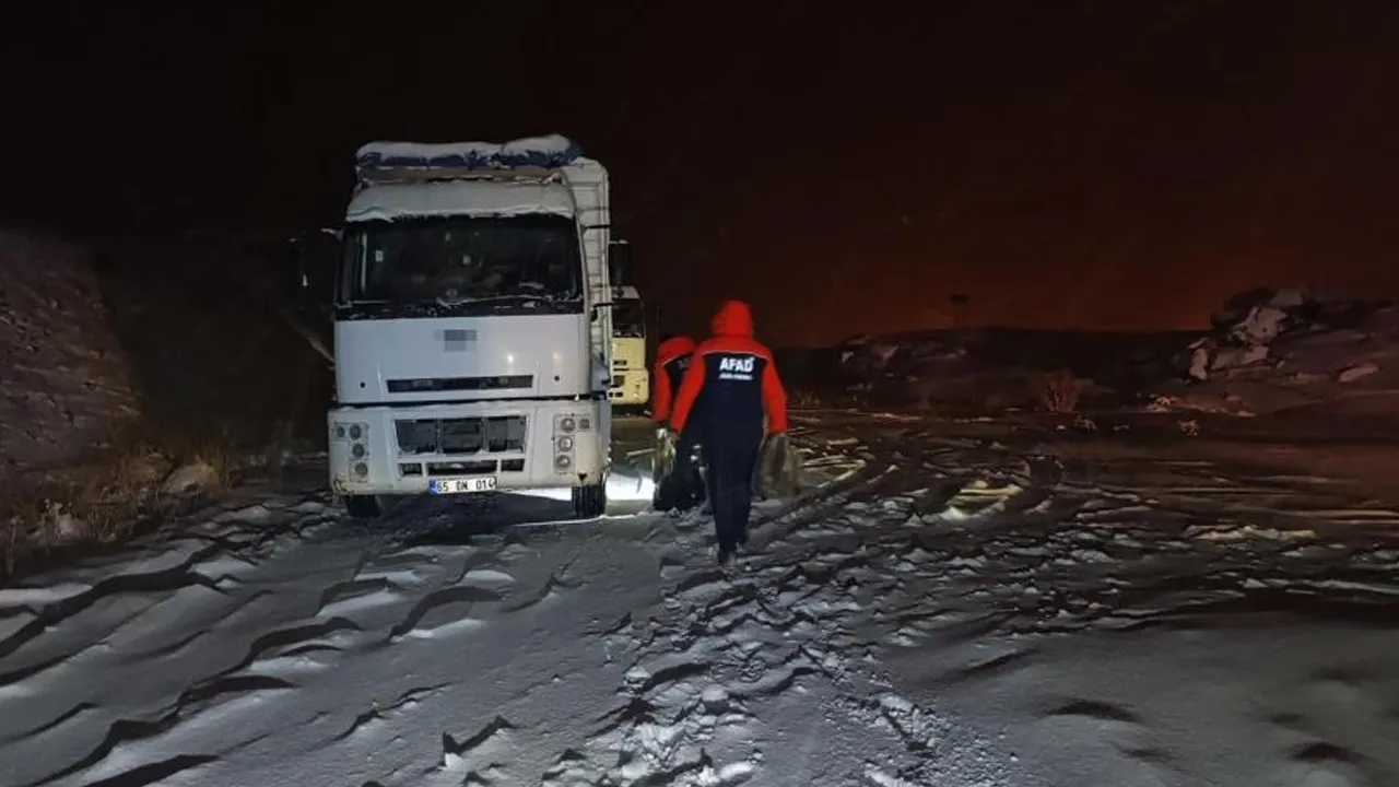 Ağrı - Van yolunda 100 araç mahsur kaldı! Kurtarma çalışmaları gece boyu sürdü