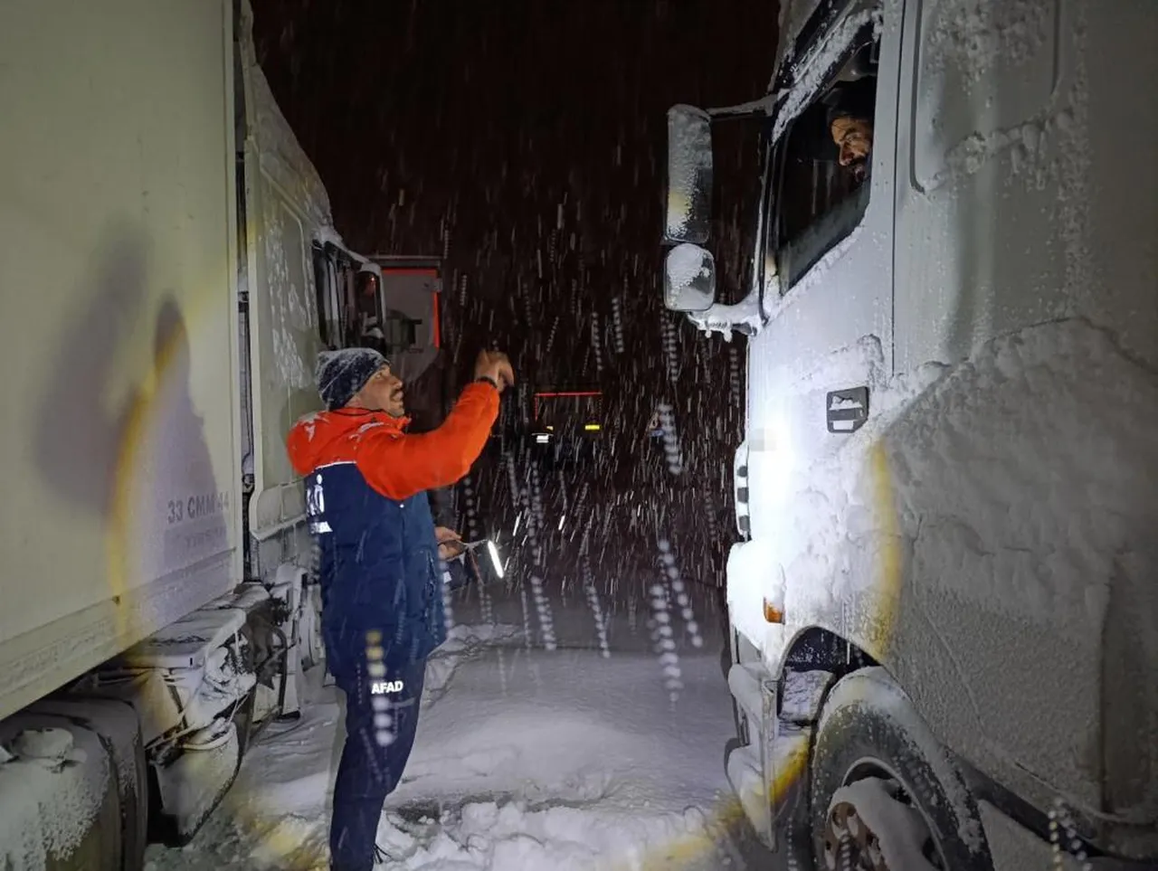 Ağrı - Van yolunda 100 araç mahsur kaldı! Kurtarma çalışmaları gece boyu sürdü