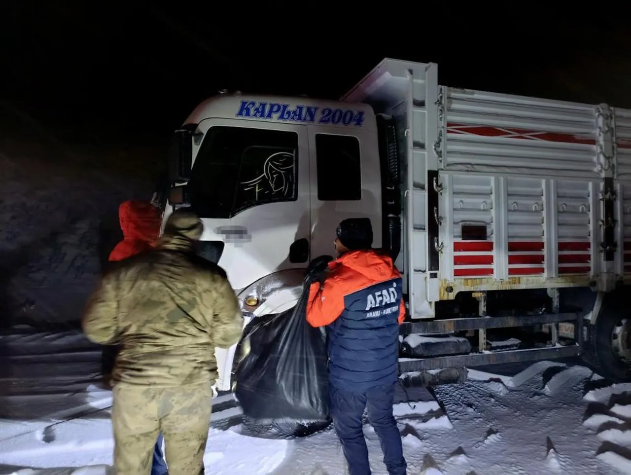 Ağrı - Van yolunda 100 araç mahsur kaldı! Kurtarma çalışmaları gece boyu sürdü