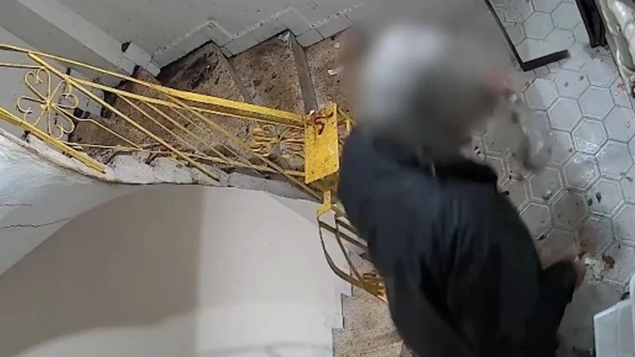 Akrabasının dairesinin önüne çöp döktü, gözaltına alındı