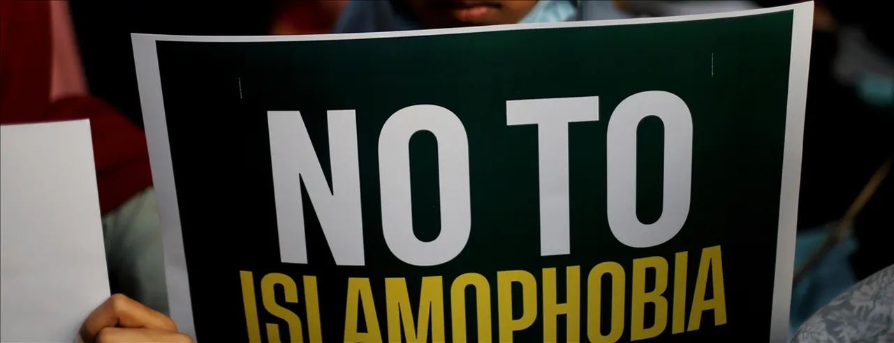 Almanya’nın kara lekesi İslamofobi! Metroda başörtülü kadına tükürüp darp ettiler