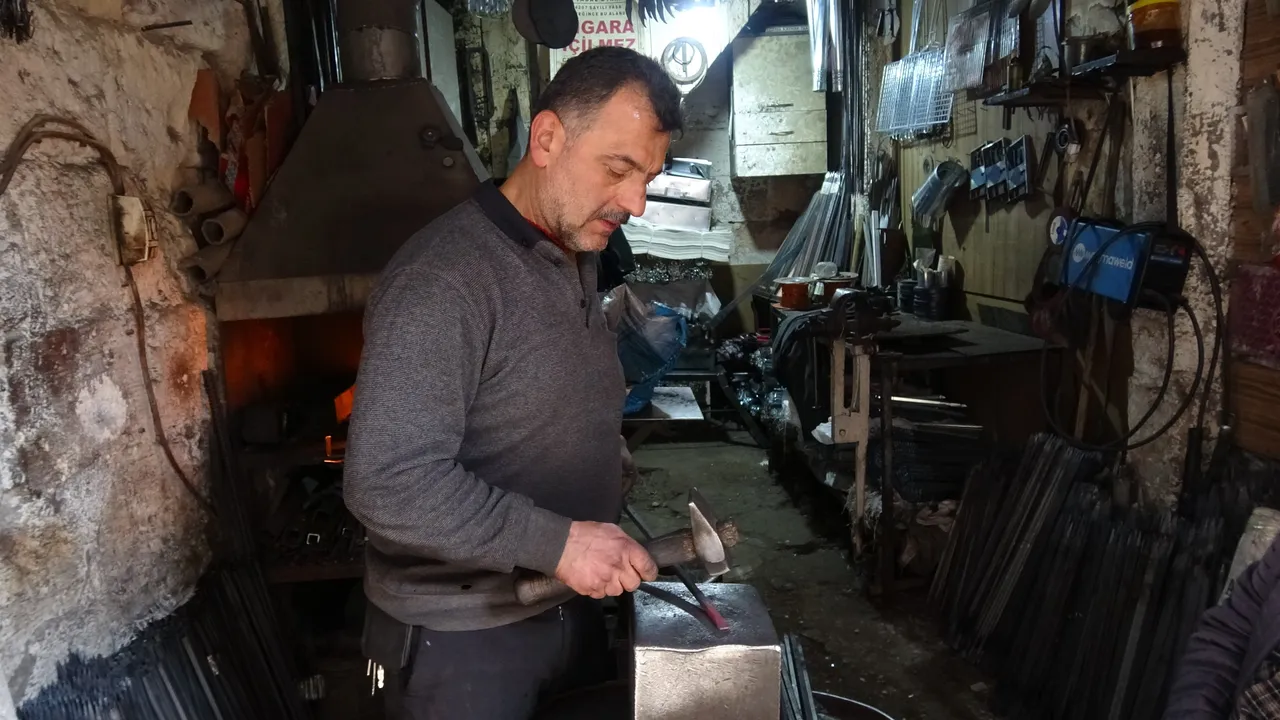 Asırlık gelenek! 42 yıldır devam ettirdiği baba mesleğiyle Avrupa'ya açıldı