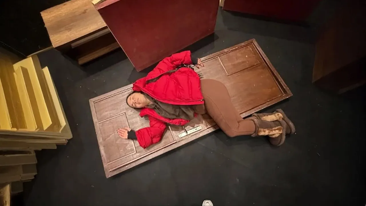 Aslı Bekiroğlu'nun kafasına kapı düştü! Sahnede korkutan anlar