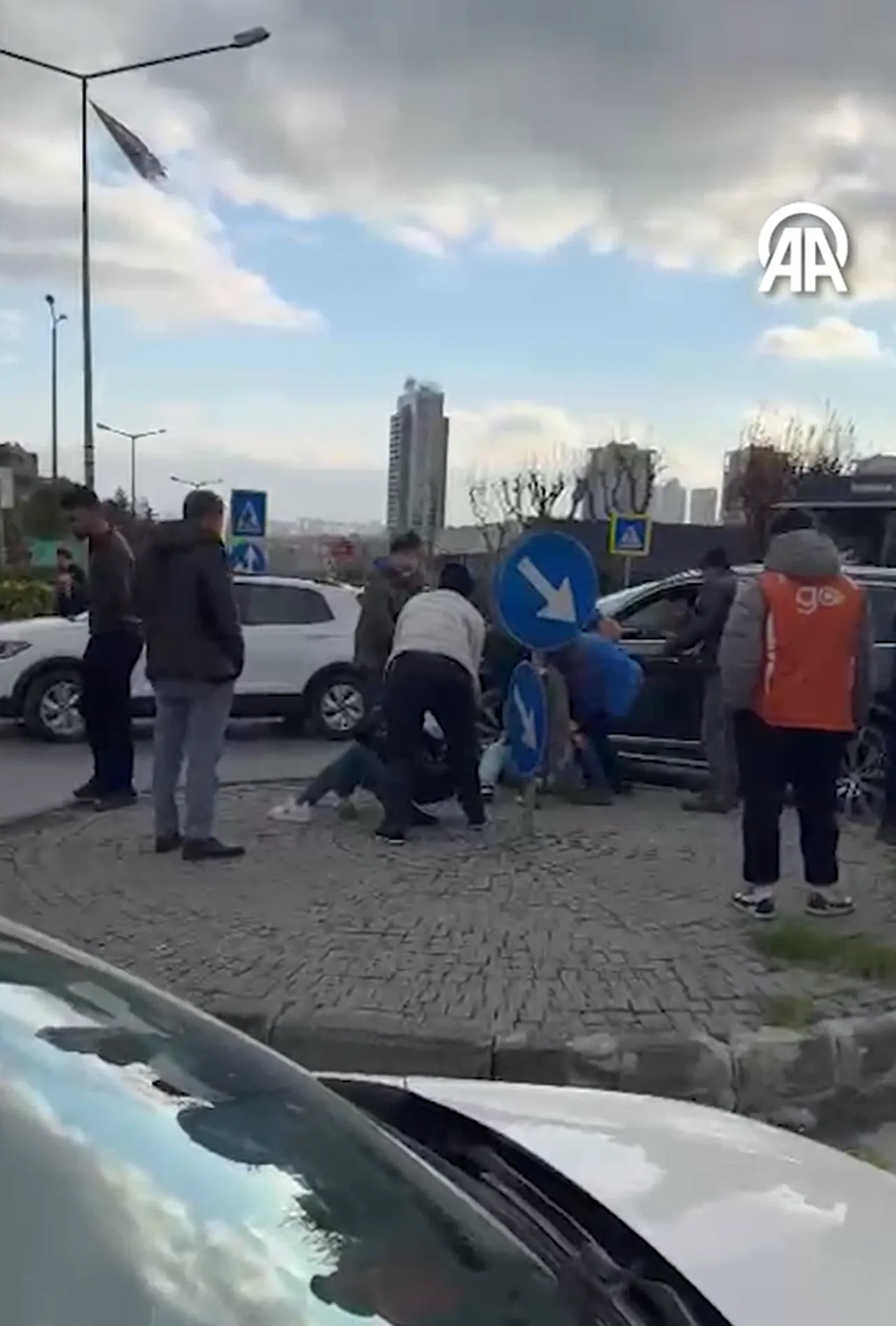 ATM'den para çeken kişiyi gasp ettiler! Vatandaşlar kıskıvrak yakalayıp polise teslim etti