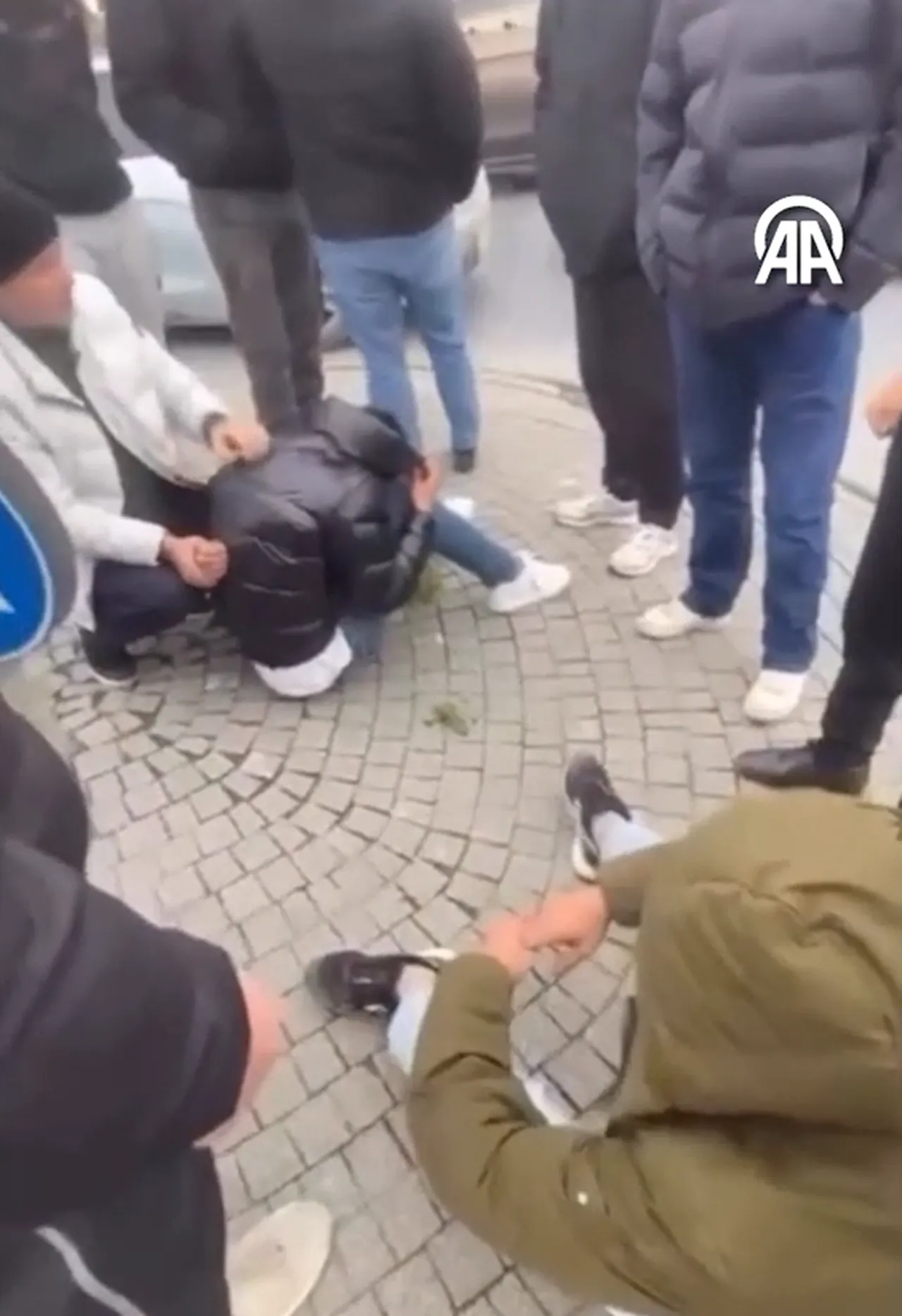 ATM'den para çeken kişiyi gasp ettiler! Vatandaşlar kıskıvrak yakalayıp polise teslim etti