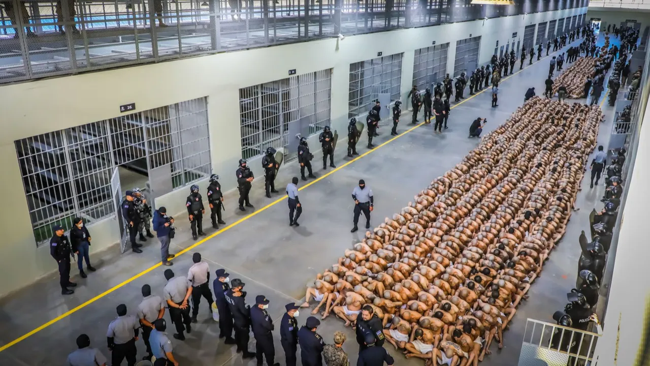 El Salvador'un 'mega cehennemi': CECOT Hapishanesi ve ABD’nin yargısız sürgün skandalı