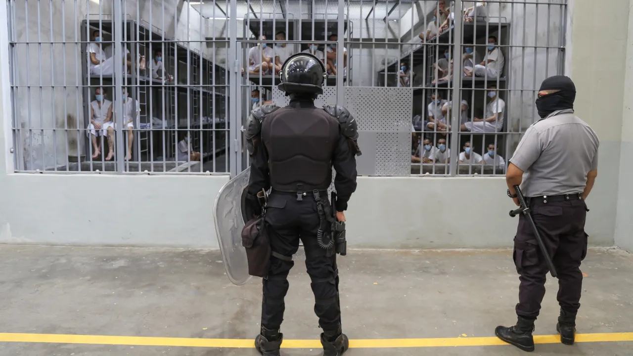 El Salvador'un 'mega cehennemi': CECOT Hapishanesi ve ABD’nin yargısız sürgün skandalı