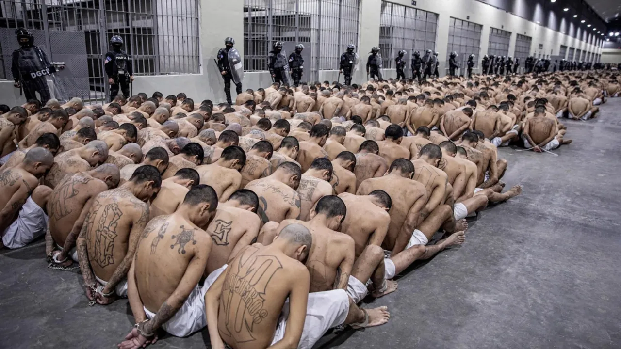 El Salvador'un 'mega cehennemi': CECOT Hapishanesi ve ABD’nin yargısız sürgün skandalı