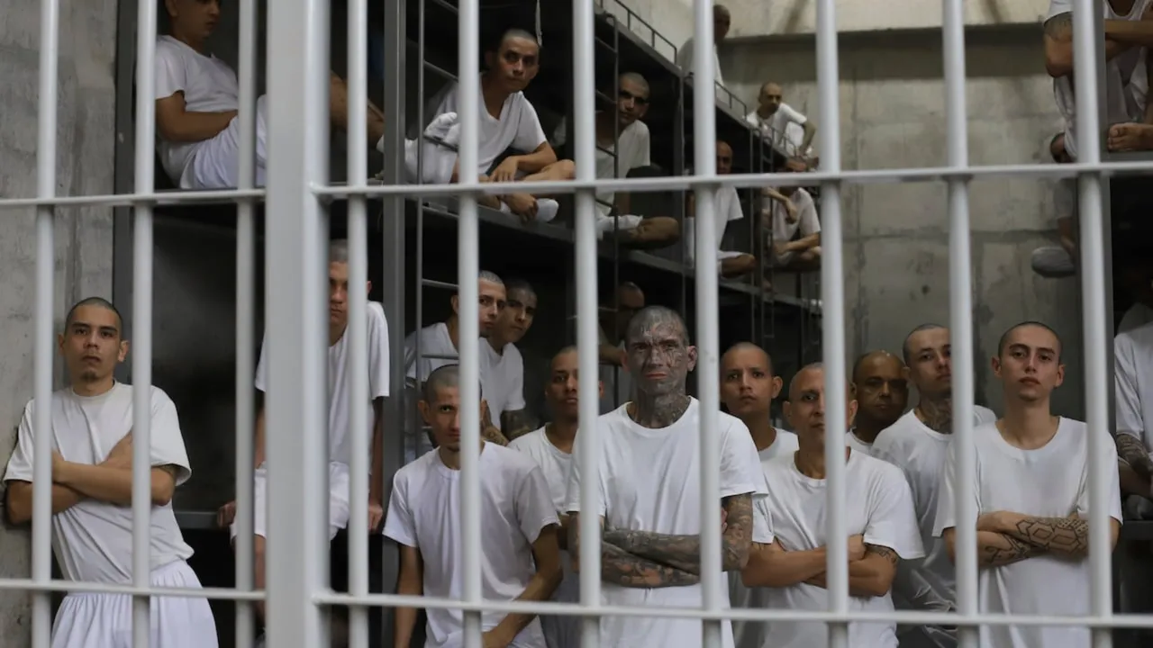 El Salvador'un 'mega cehennemi': CECOT Hapishanesi ve ABD’nin yargısız sürgün skandalı