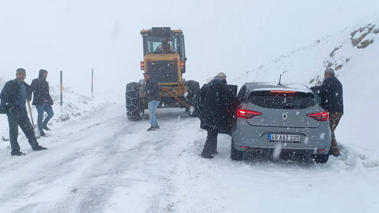 Göz gözü görmüyor! Muş'ta yüzlerce yol kardan kapandı