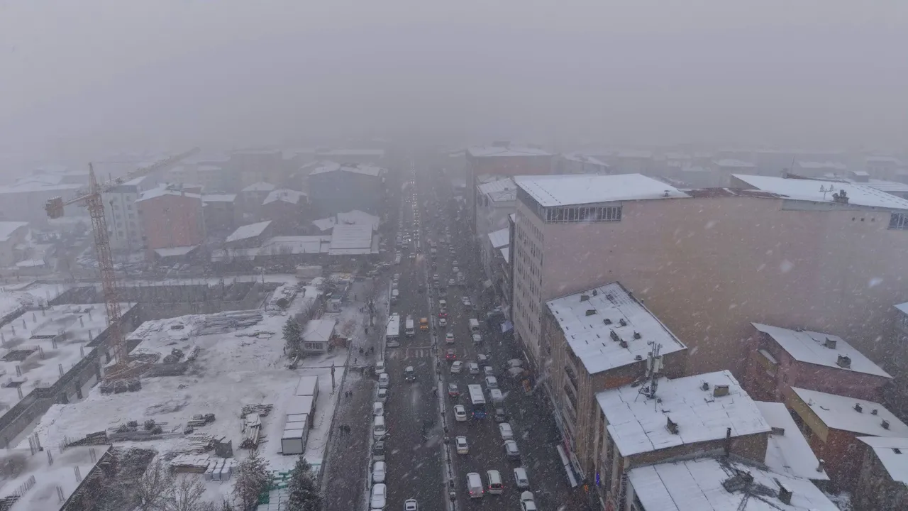 Göz gözü görmüyor! Muş'ta yüzlerce yol kardan kapandı