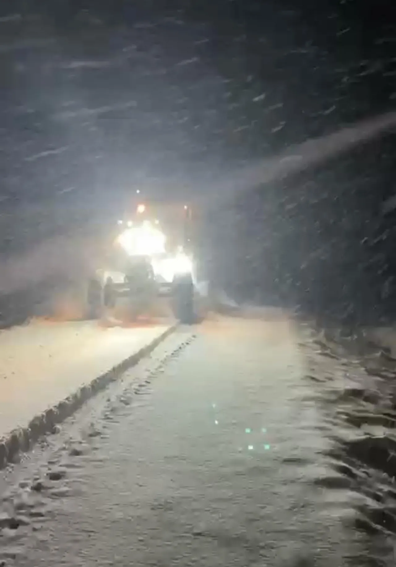 Göz gözü görmüyor! Muş'ta yüzlerce yol kardan kapandı
