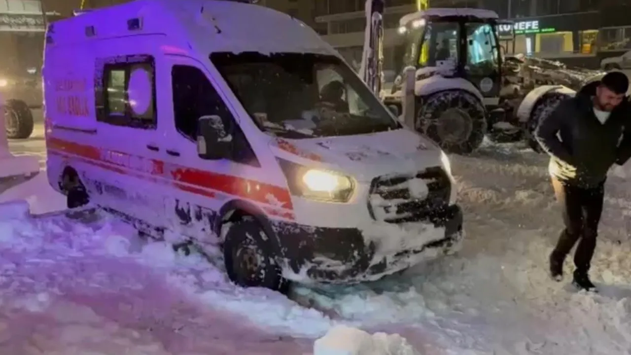 Hakkari'de ambulans kara saplandı! Ekipler seferber oldu