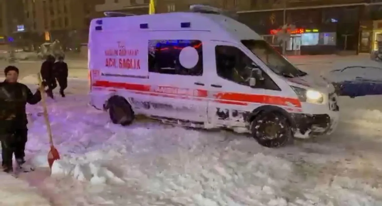 Hakkari'de ambulans kara saplandı! Ekipler seferber oldu
