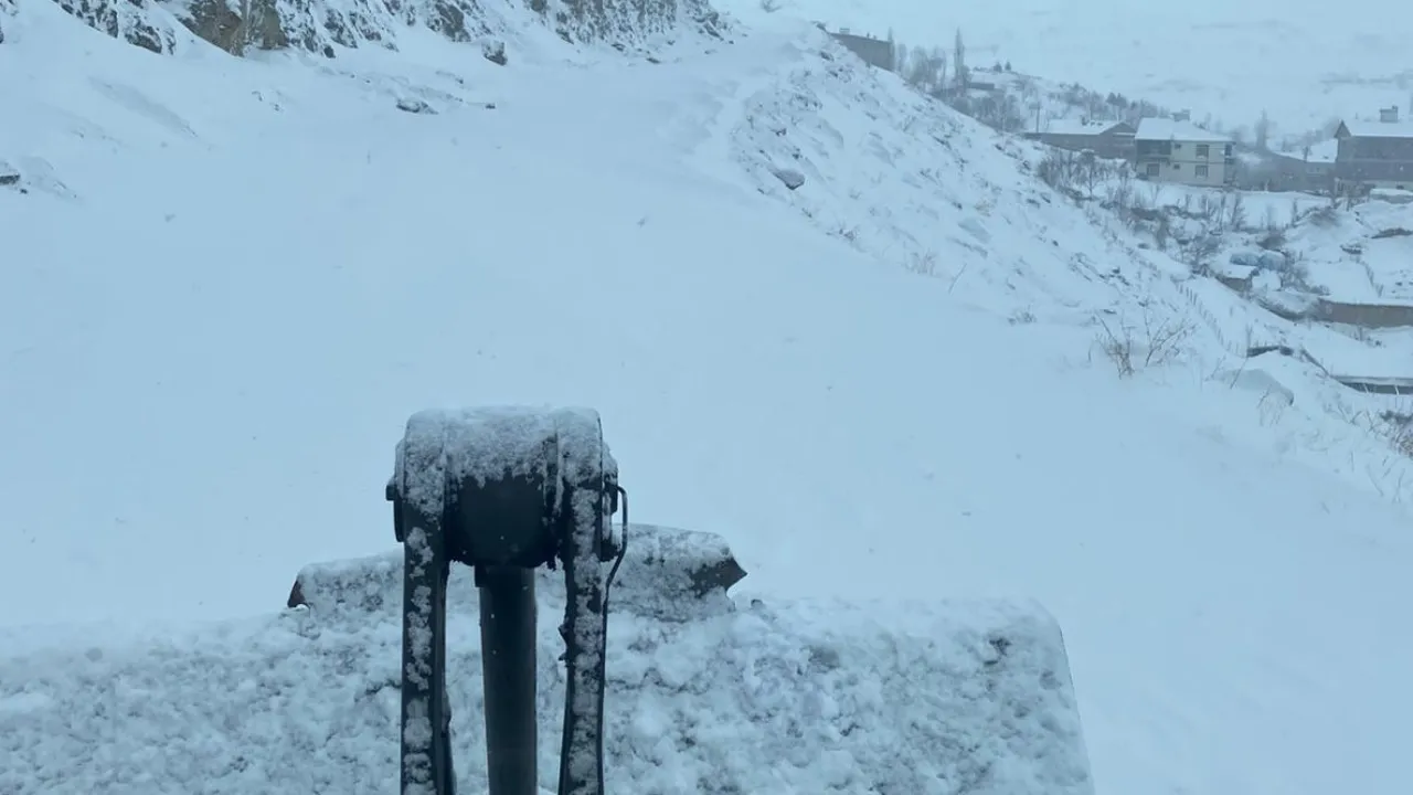 Hakkari’de kar yağışı hayatı olumsuz etkiledi! 96 köy ve 205 mezra yolu ulaşıma kapandı