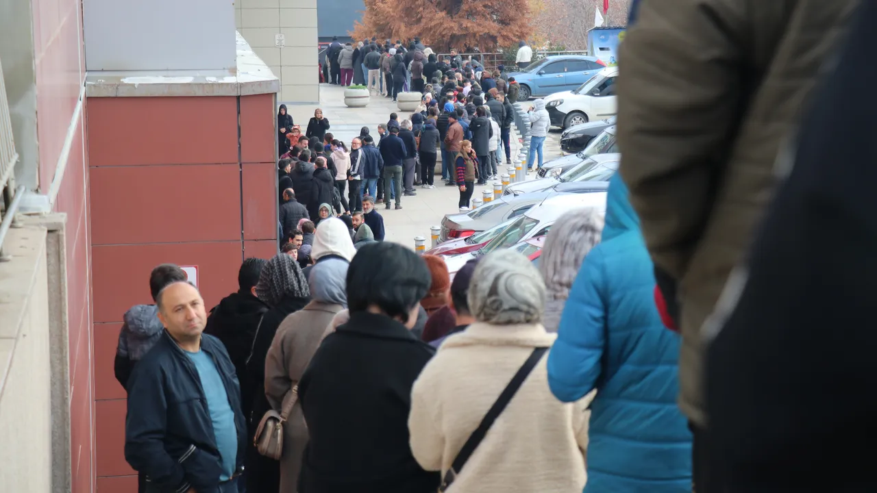Hediyeyi duyan oraya akın etti! Gece yarısı gelip 9 saat beklediler