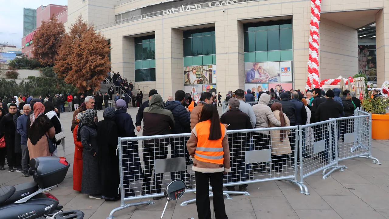 Gece yarısı gelip 9 saat beklediler