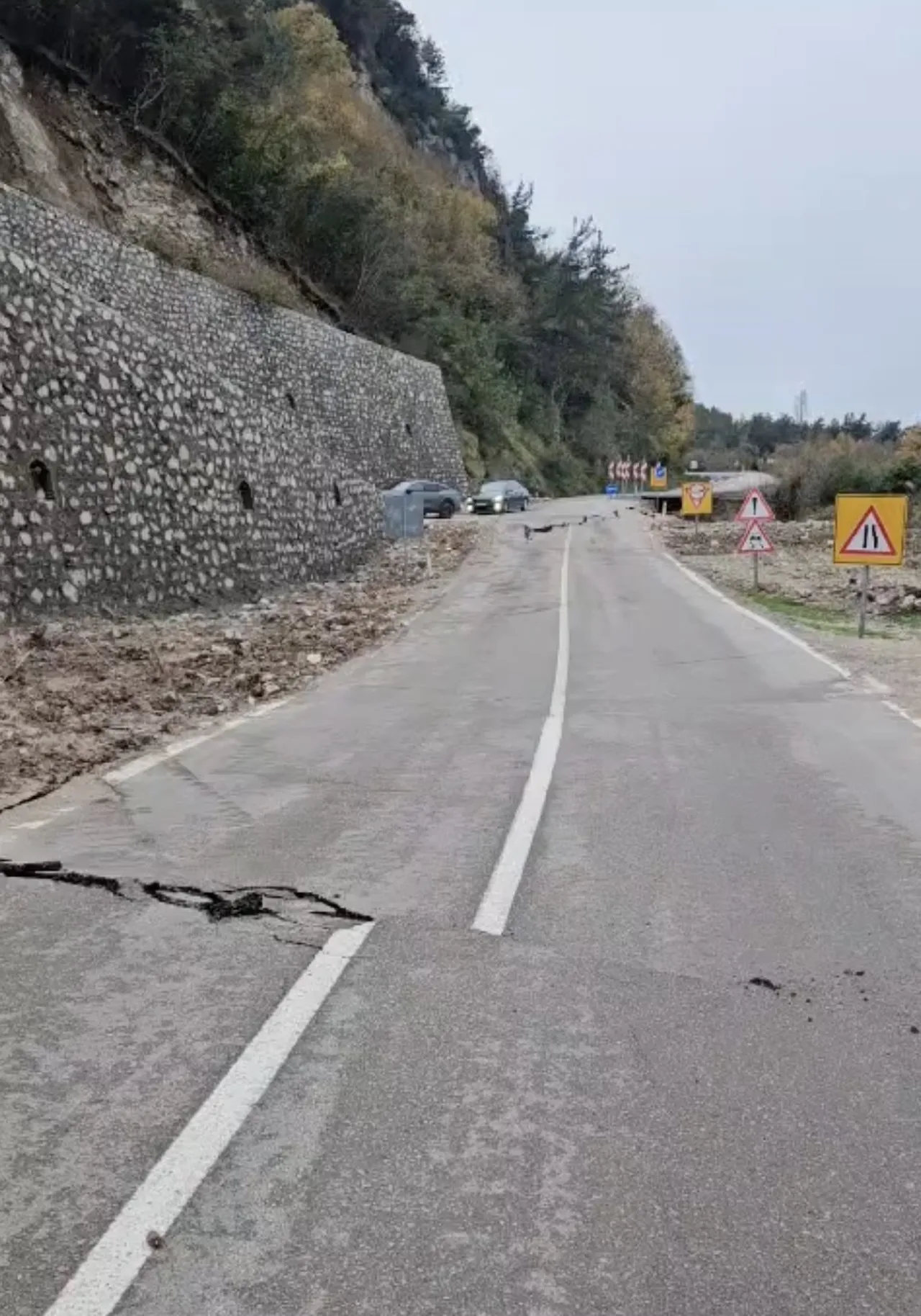 Çöken yol ulaşıma kapatıldı
